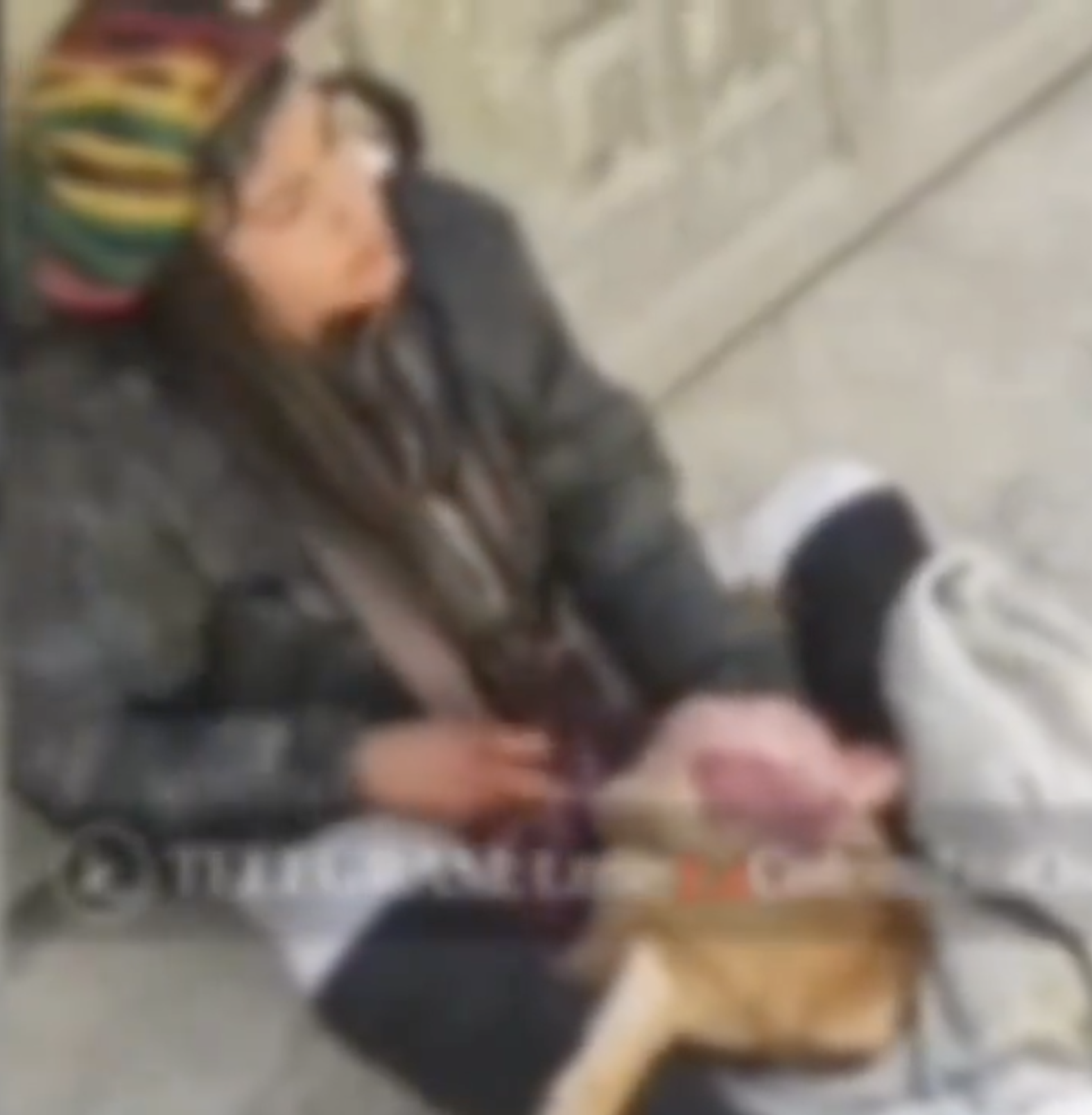 Mujer come perro en Colombia